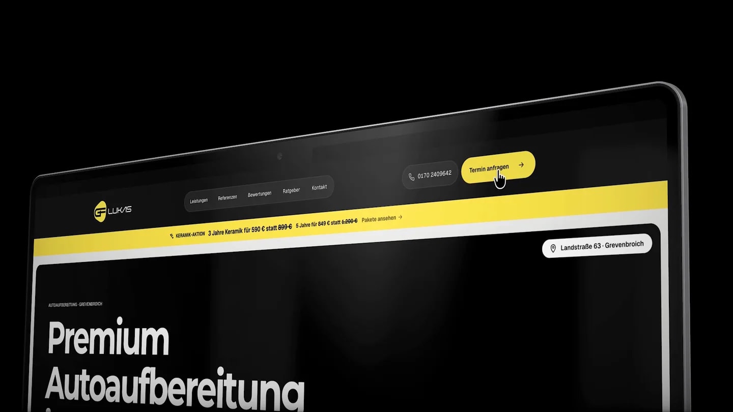 Desktopansicht des GF Lukas Anfrageformulars mit Fahrzeugfeld und Auswahl zwischen WhatsApp, Telefon und E-Mail.